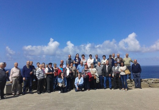 Un centenar de veciños e veciñas de Touro visitan a Costa da Morte